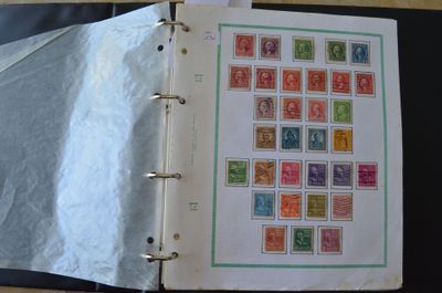 un classeur contenant beaucoup de timbres