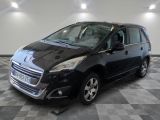 La petite camionnette noire est garée dans une grande pièce.