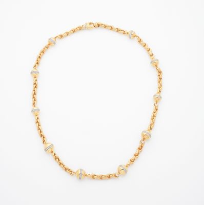 un bracelet en chaîne d'or orné de pierres blanches