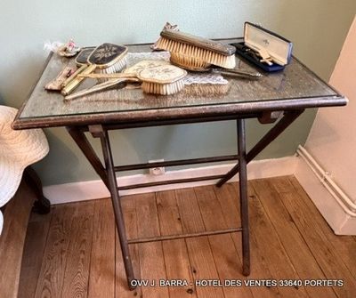 une petite table sur laquelle se trouvent des brosses et un peigne