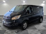 la photo d'une camionnette noire garée dans un garage