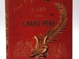 un vieux livre sur lequel est représenté un oiseau, posé sur une table