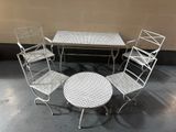 quatre chaises et une table au milieu d'une pièce