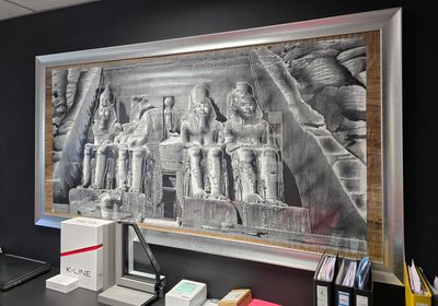 une photo en noir et blanc représentant un groupe de personnes accrochée au mur