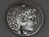 gros plan d'une pièce d'argent avec un visage dessus