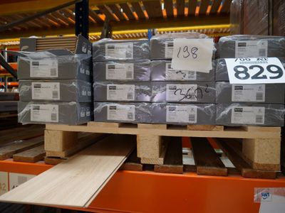 une grande pile de boîtes sur une palette dans un entrepôt