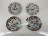 trois assiettes à motifs floraux posées sur une surface blanche