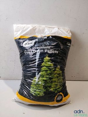 un sac de provisions posé sur un comptoir, à côté d'un mur blanc