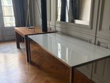 une table en verre sur laquelle est posé un miroir, dans une pièce