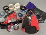 tout un tas d'objets divers éparpillés par terre