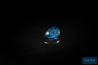 un diamant bleu sur fond noir