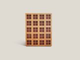 un livre en bois orné d'un motif à carreaux