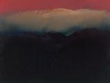 une image représentant une peinture d'une chaîne de montagnes avec un ciel rouge en arrière-plan
