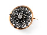 un gros plan d'une bague sertie d'un diamant noir et blanc sur fond blanc