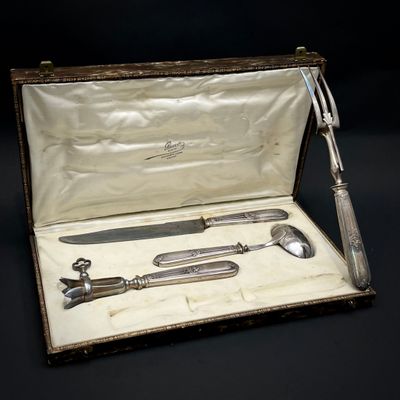 une boîte contenant un couteau, une fourchette et une cuillère