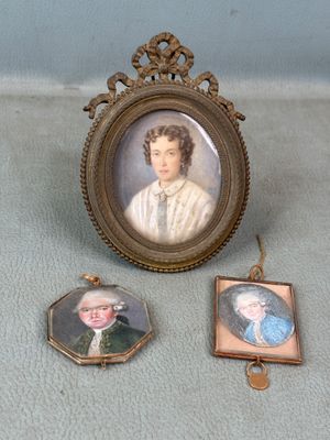 deux portraits miniatures d'une femme et d'un homme dans un cadre