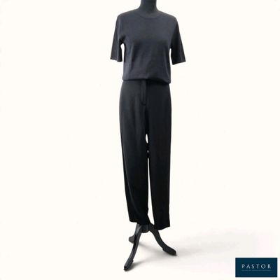 une photo d'un haut et d'un pantalon noirs sur un mannequin