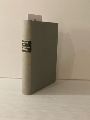 un livre posé sur une table blanche