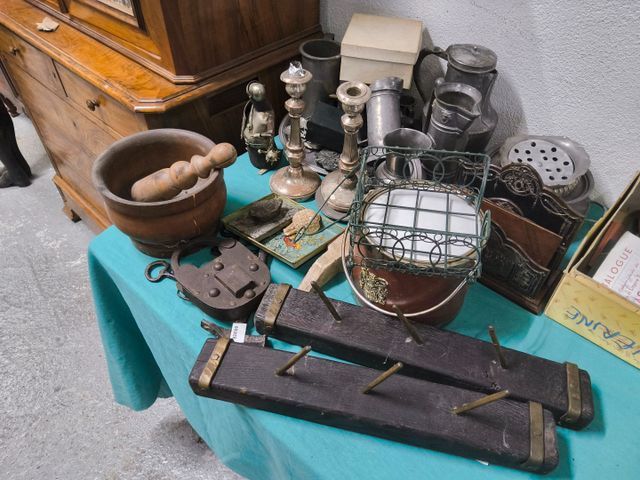 Lot d'objets en étain ancien, paire de chandeliers en métal, mort...