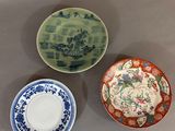 trois types d'assiettes différents posés sur une table avec un fond gris