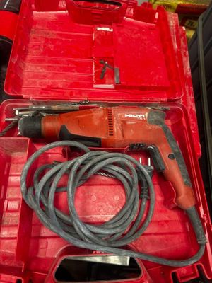 une boîte à outils rouge avec des outils sur une table