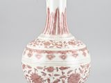 une image représentant un vase orné d'un motif rose et blanc