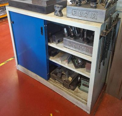 un établi sur lequel sont posés des outils, dans une usine