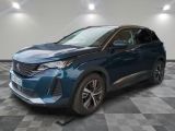 une voiture bleue est garée dans une pièce au sol à carreaux