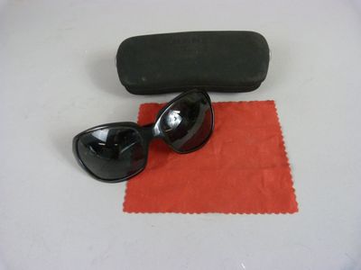 une paire de lunettes de soleil et un étui posés sur une table