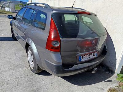 une voiture qui s'est renversée sur le bord de la route