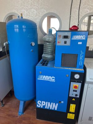 une image représentant une machine placée à côté d'un réservoir bleu