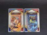 Deux boîtes de cartes Pokémon sont posées côte à côte sur une table.