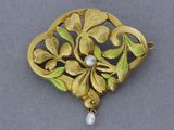 Gros plan sur une broche contenant une perle