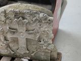une statue représentant une croix posée sur une palette dans un garage