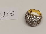 gros plan d'une bague sur une surface blanche avec une étiquette de prix