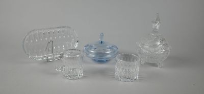 quatre verres posés les uns à côté des autres sur une table