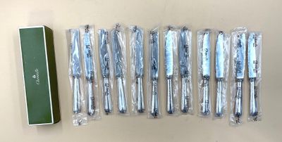 beaucoup de brosses à dents et un tube de dentifrice sur la table