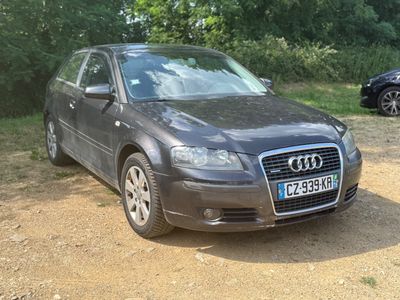 une voiture garée sur un chemin de terre