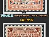 deux timbres différents provenant de France et représentant un pont en arrière-plan
