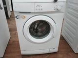 une machine à laver dans un coin de la cuisine