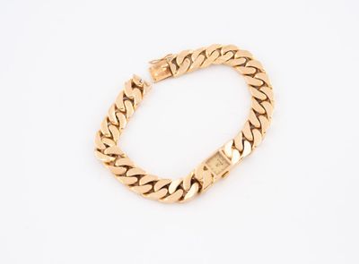 un bracelet en or sur fond blanc