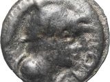 un gros plan d'une pièce de monnaie avec un visage dessus