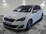 la voiture blanche est garée sur un sol en damier dans le garage