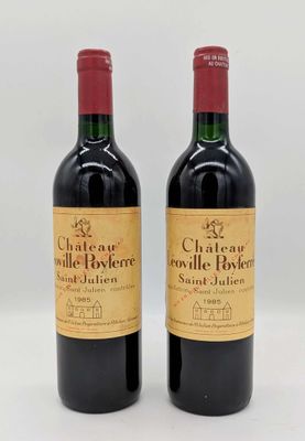 deux bouteilles de vin rouge posées l'une à côté de l'autre sur une table