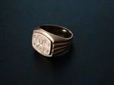 une photo d'une bague en argent sur laquelle est posée une pièce de monnaie