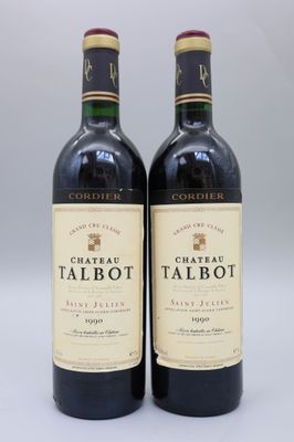 deux bouteilles de vin rouge posées l'une à côté de l'autre sur une table