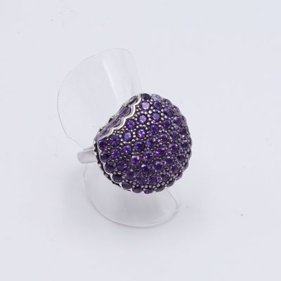 une image représentant une bague ornée de pierres violettes sur un fond transparent