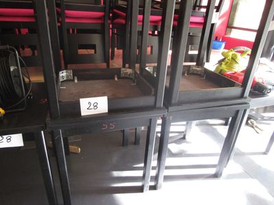 une vitrine contenant plusieurs chaises