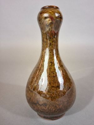 Vase bouteille en grès à glaçure mouchetée marron nuancé.