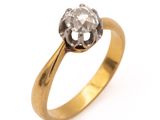 gros plan d'une bague en diamant sur fond blanc